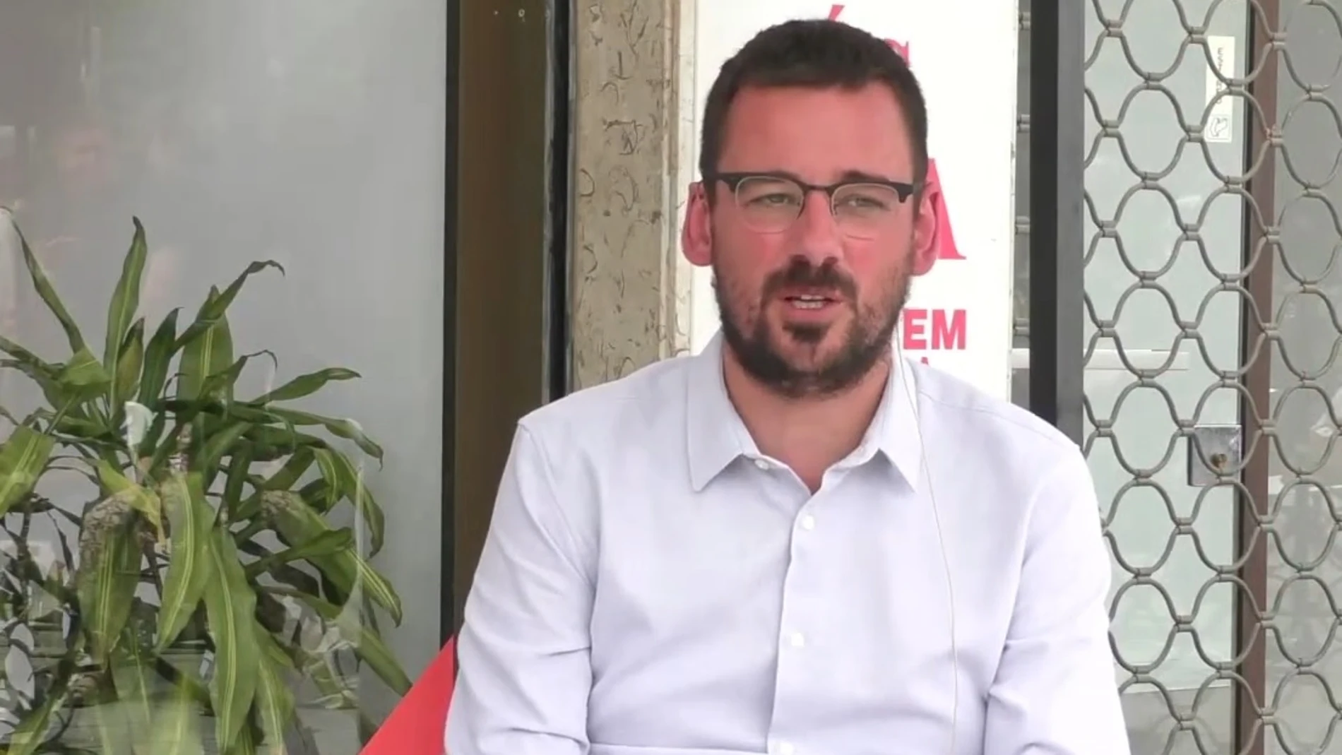La friki y ridícula charla entre el alcalde separatista de Girona y aficionados del Liverpool