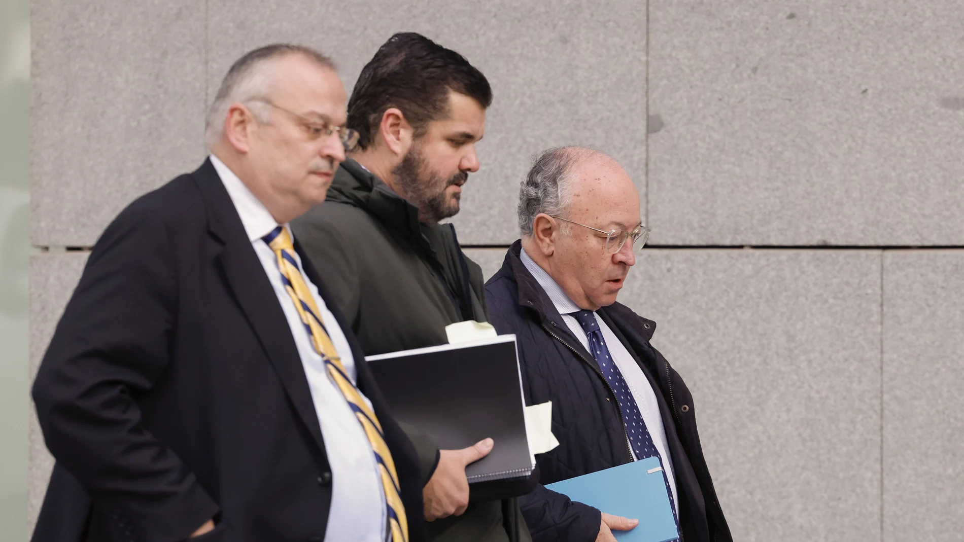 El abogado de Iustitia Europa, Luis María Pardo (c), el abogado de Hazte Oír Javier Pérez-Roldán (i) y uno de los abogados de Manos Limpias a su llegada a la Audiencia Nacional de Madrid este martes donde el juez del caso Koldo toma declaración a dos de los socios del comisionista Víctor de Aldama como investigados.