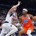 Shai Gilgeous-Alexander ataca la defensa de Doncic