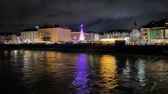 Vista de los mercadillos navideños de Innsbruck presididos por un árbol de Navidad