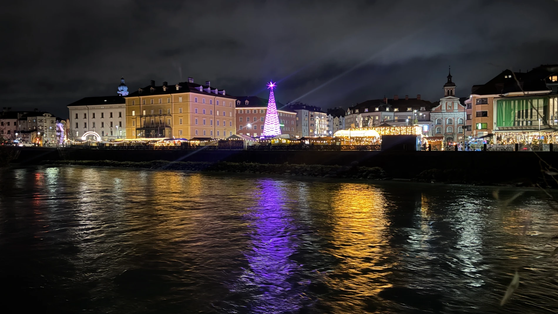 Vista de los mercadillos navideños de Innsbruck presididos por un árbol de Navidad