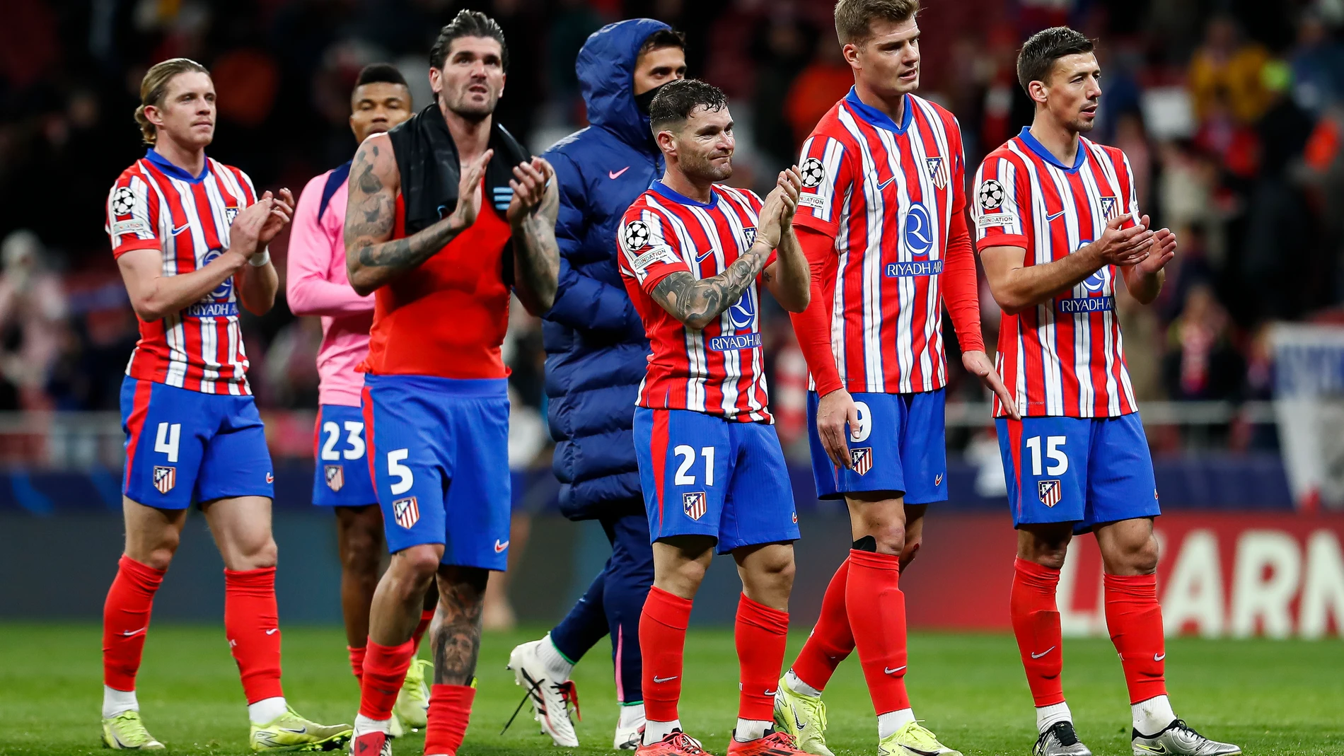 Players of Atletico de Madrid greeting the fans after the UEFA Champions League 2024/25 League Phase MD6 match between Atletico de Madrid and SK Slovan Bratislava at Riyadh Air Metropolitano stadium on December 11, 2024 in Madrid, Spain. AFP7 11/12/2024 ONLY FOR USE IN SPAIN