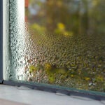 Un experto afirma que ''el truco de las cortinas'' puede evitar la formación condensación en las ventanas este invierno