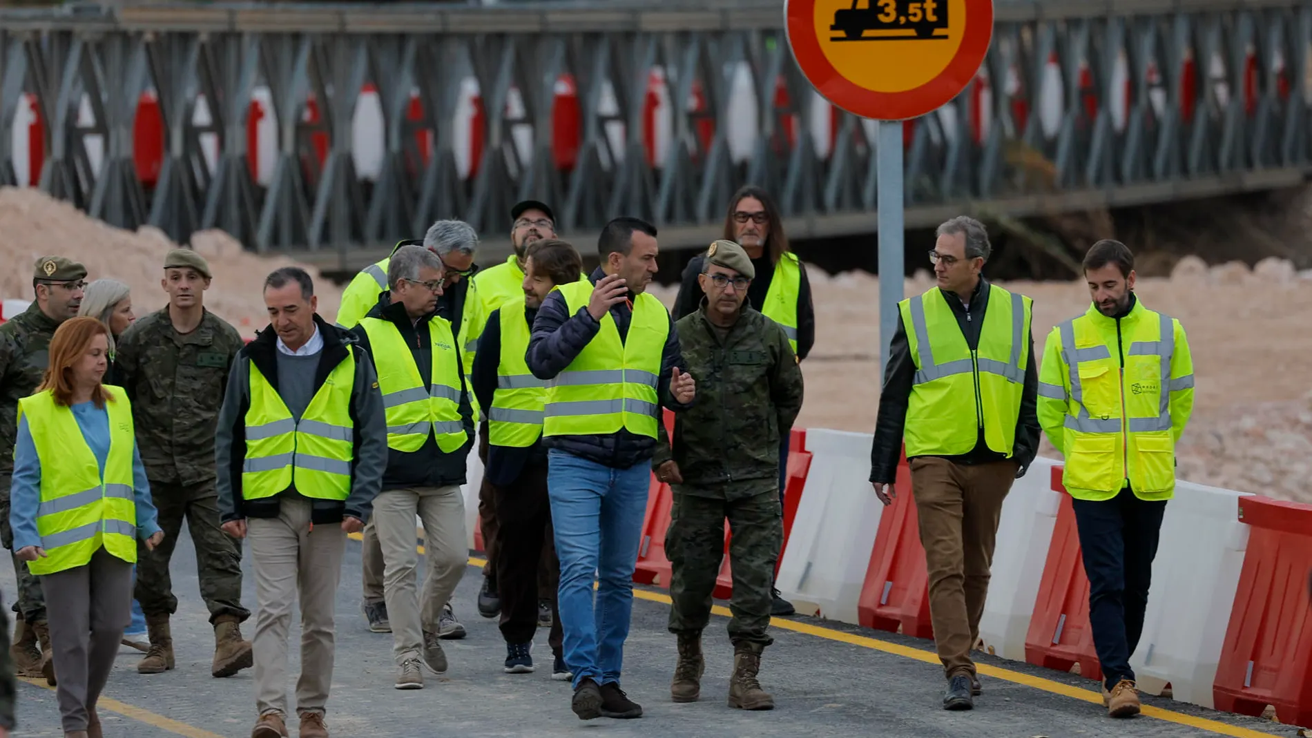 El presidente de la Diputación de Valencia, Vicent Mompó, durante la apertura del puente provisional militar sobre el río en Riba-roja de Túria, ubicado en la carretera CV-336