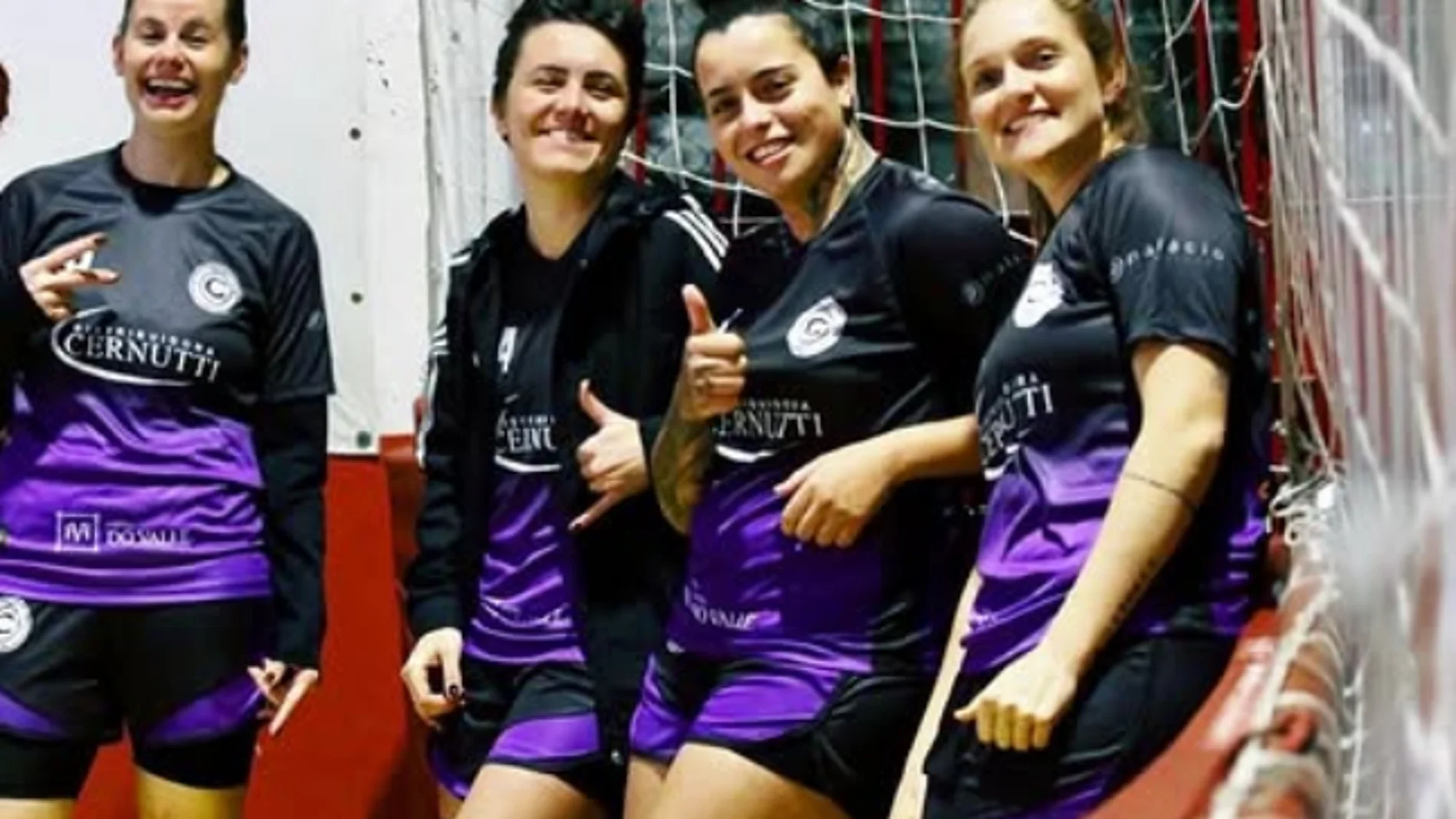 Carol Oliveira junto a sus compañeras del equipo de fútbol femenino Centro de Tijucas SC