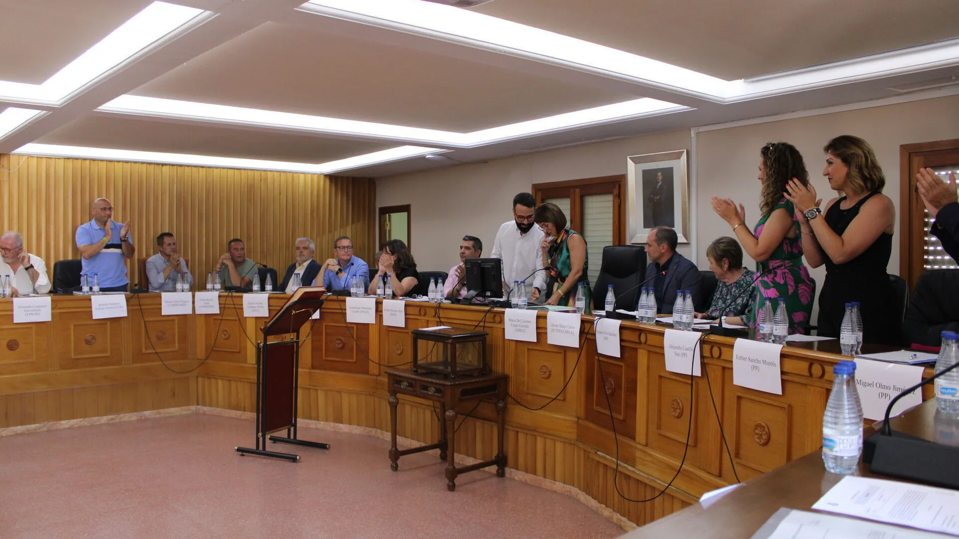 La corporación municipal de Chiva el día de la elección de Amparo Fort