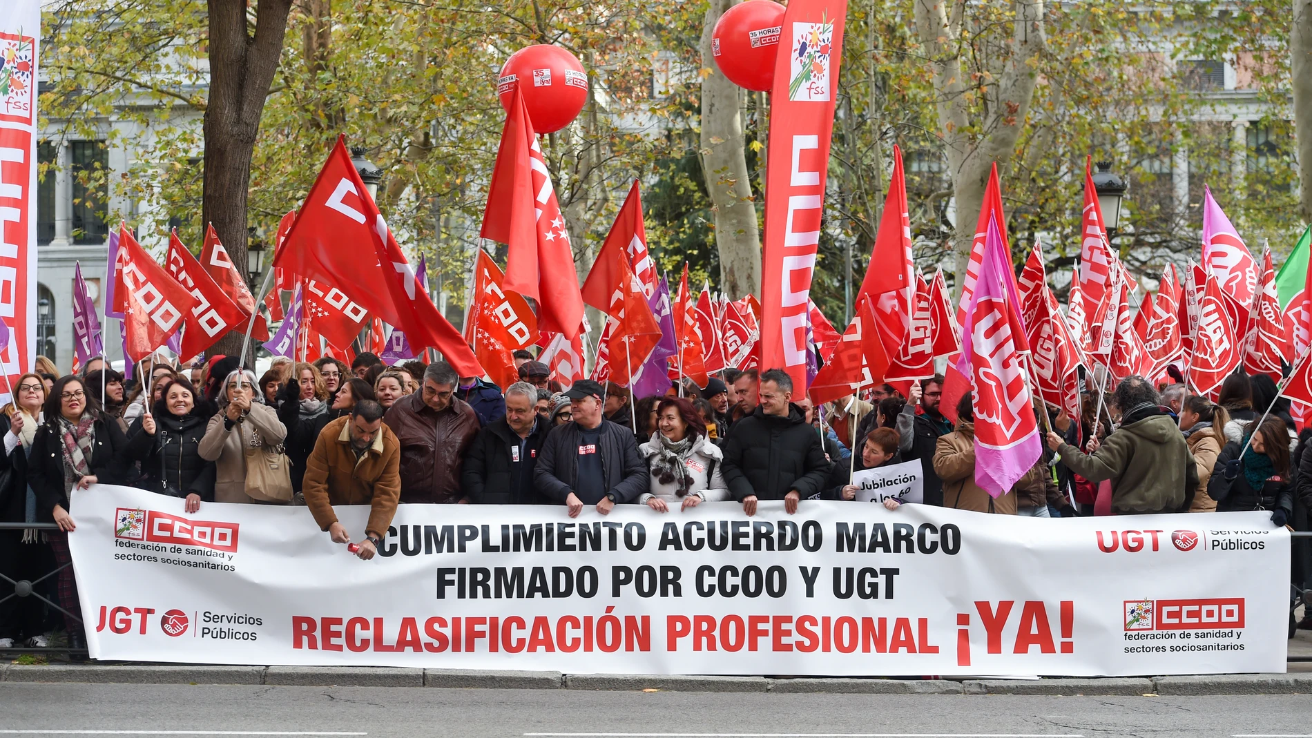 Varias personas con banderas y una pancarta durante una concentración para exigir la clasificación profesional de los técnicos superiores y de grado medio en el SNS, frente al Ministerio de Sanidad, a 11 de diciembre de 2024, en Madrid (España). UGT Servicios Públicos y la Federación de Sanidad de CCOO han convocado una concentración ante el Ministerio de Sanidad para denunciar el incumplimiento, en el ámbito sanitario, del Acuerdo Marco para una Administración del siglo XXI, firmado por ambo...