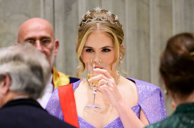 Amalia de Holanda, radiante en la cena de Estado con el presidente de Portugal