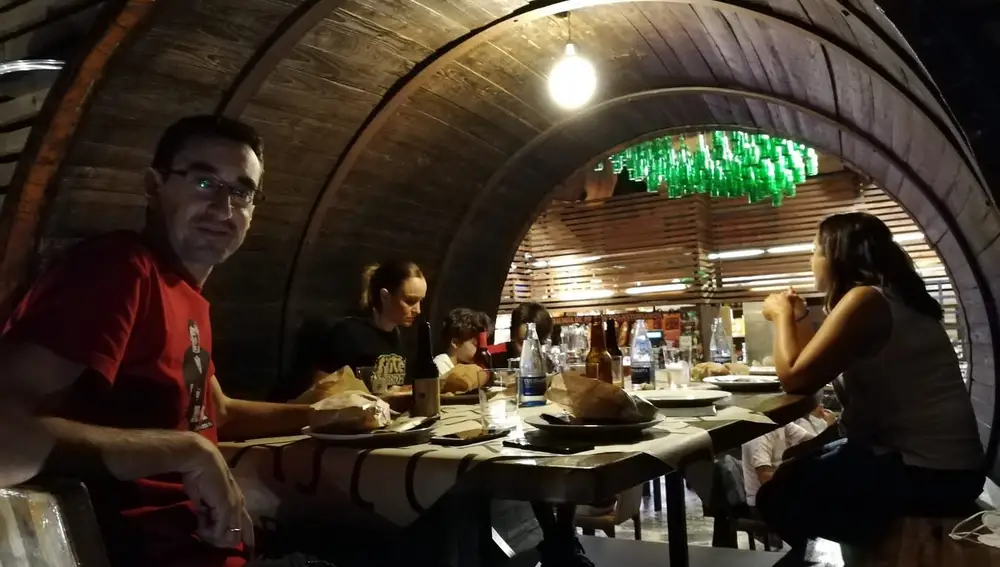 Cenando en un tonel de sidra.