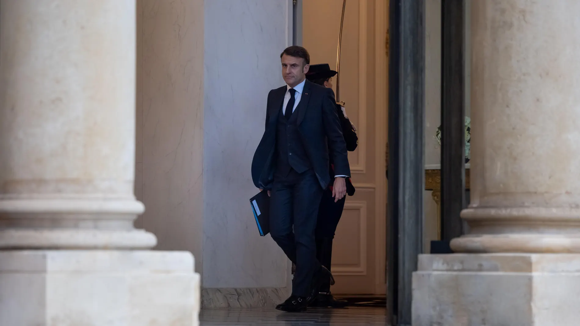 Paris (France), 11/12/2024.- French President Emmanuel Macron leaves after the weekly cabinet meeting at Elysee Palace in Paris, France, 11 December 2024. French lawmakers on 04 December 2024 ousted the government in a vote of no confidence at the National Assembly. (Francia) EFE/EPA/CHRISTOPHE PETIT TESSON