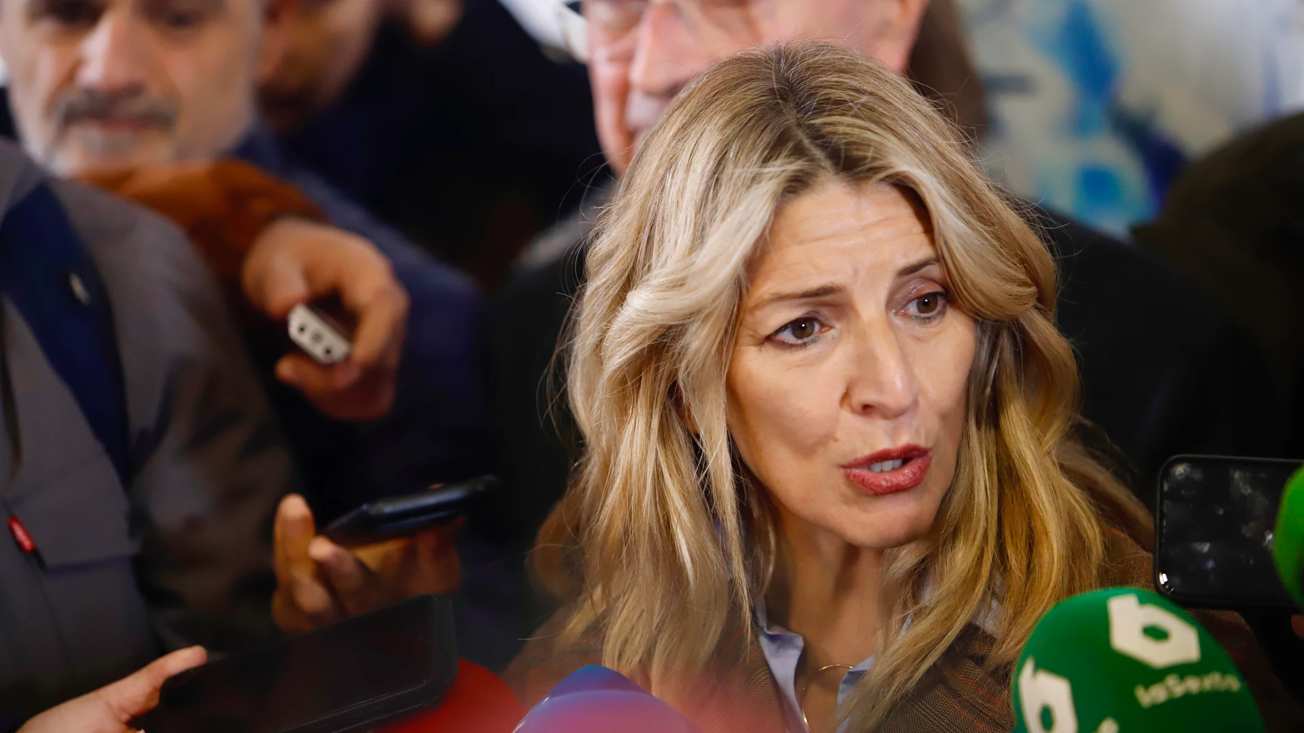 La ministra de Trabajo y Economía Social, Yolanda Díaz, atiende a los medios durante la inauguración del 29 Congreso de UGT FICA Andalucía. A 11 de diciembre de 2024, en Málaga (Andalucía, España). La ministra de Trabajo y Economía Social, Yolanda Díaz, el alcalde de Málaga, Francisco de la Torre, el secretario general de UGT FICA, Mariano Hoya, y el secretario general de UGT FICA Andalucía, José Manuel Rodríguez, han asistido a la inauguración del 29 Congreso Federal de la Federación de Indu...