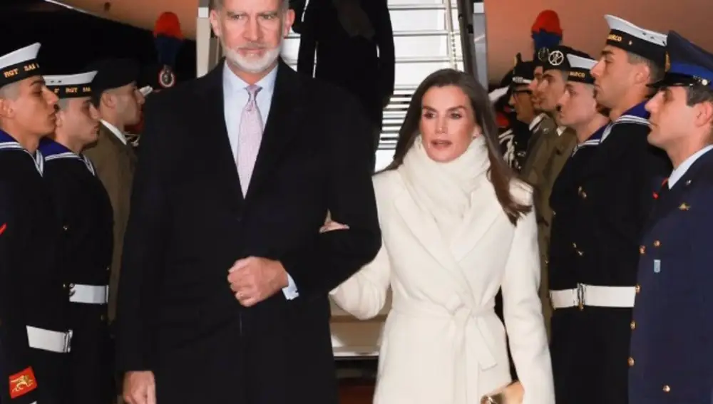 La Reina Letizia, majestuosa a su llegada a Roma con un sofisticado look blanco y tacones dorados
