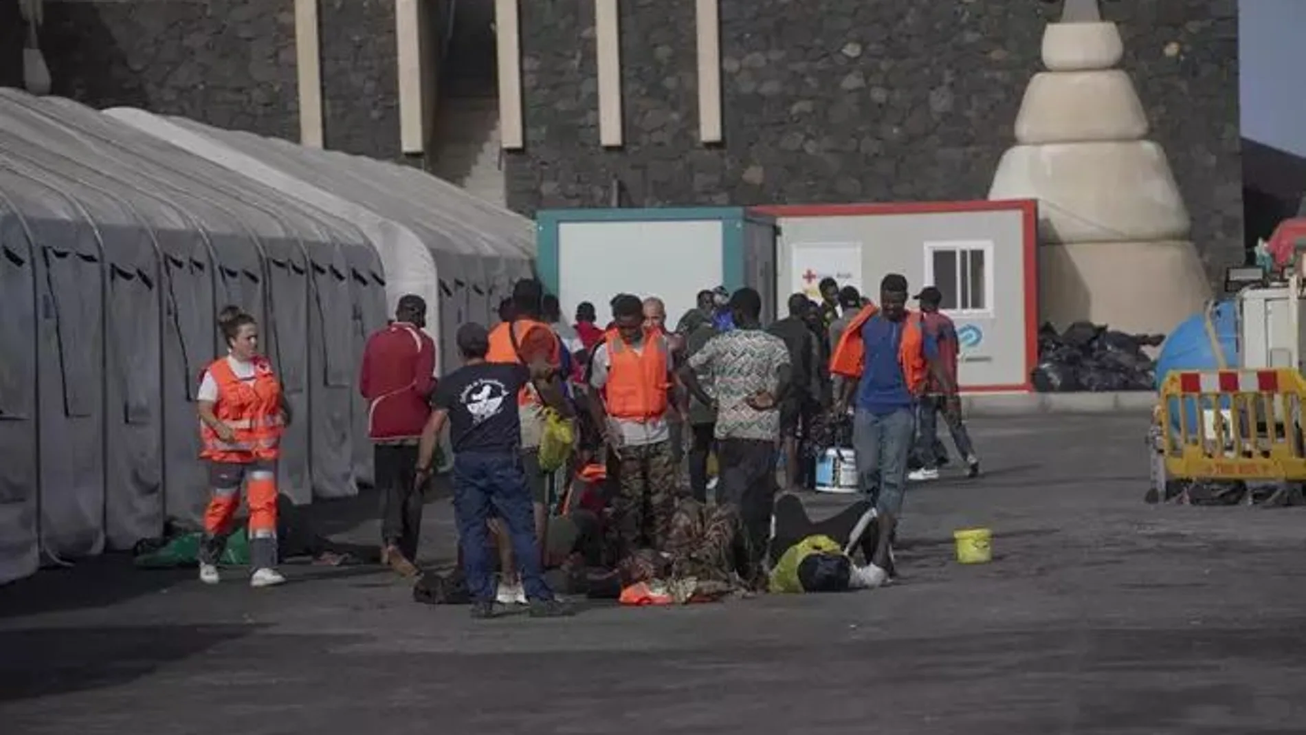 Migrantes desembarcan de un cayuco a su llegada al puerto de La Restinga, a 19 de agosto de 2024, en El Hierro, Canarias