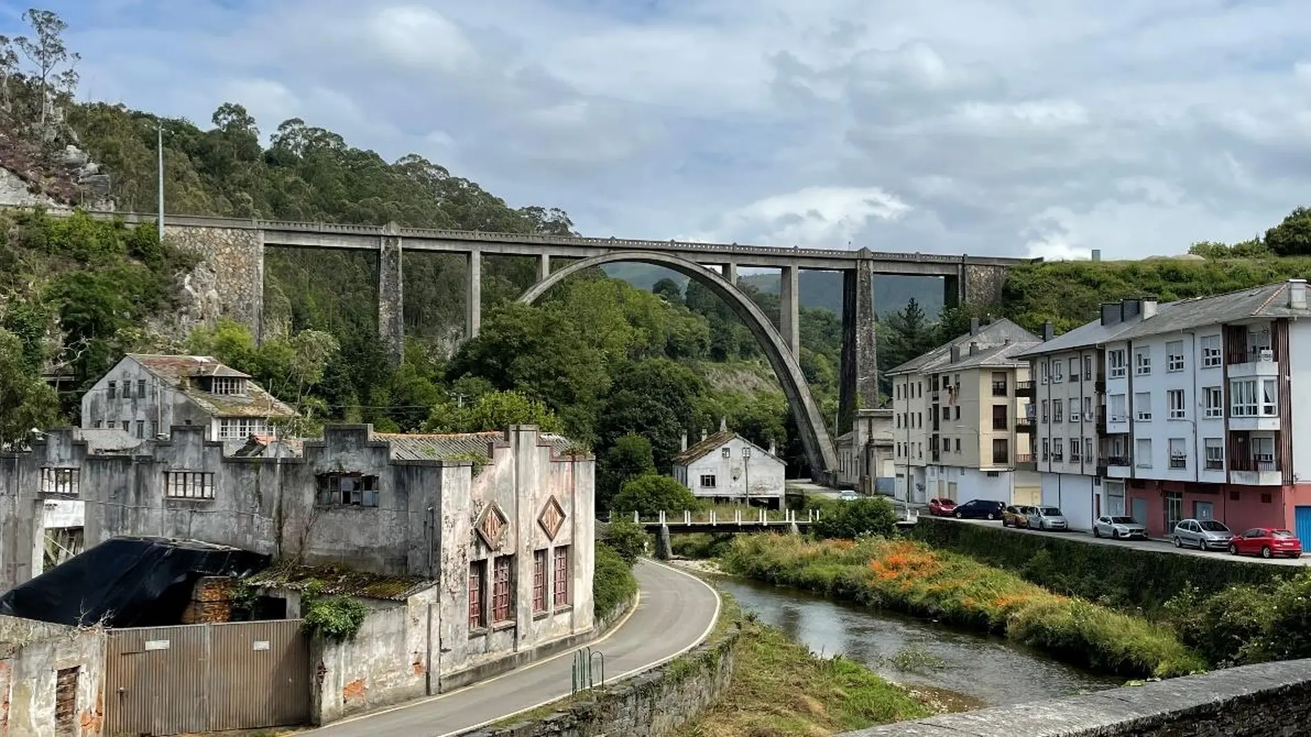 Los icónicos puentes Río Negro y La Fomigal en Luarca (Asturias) combinan la conservación del entorno con el respeto por su valor histórico