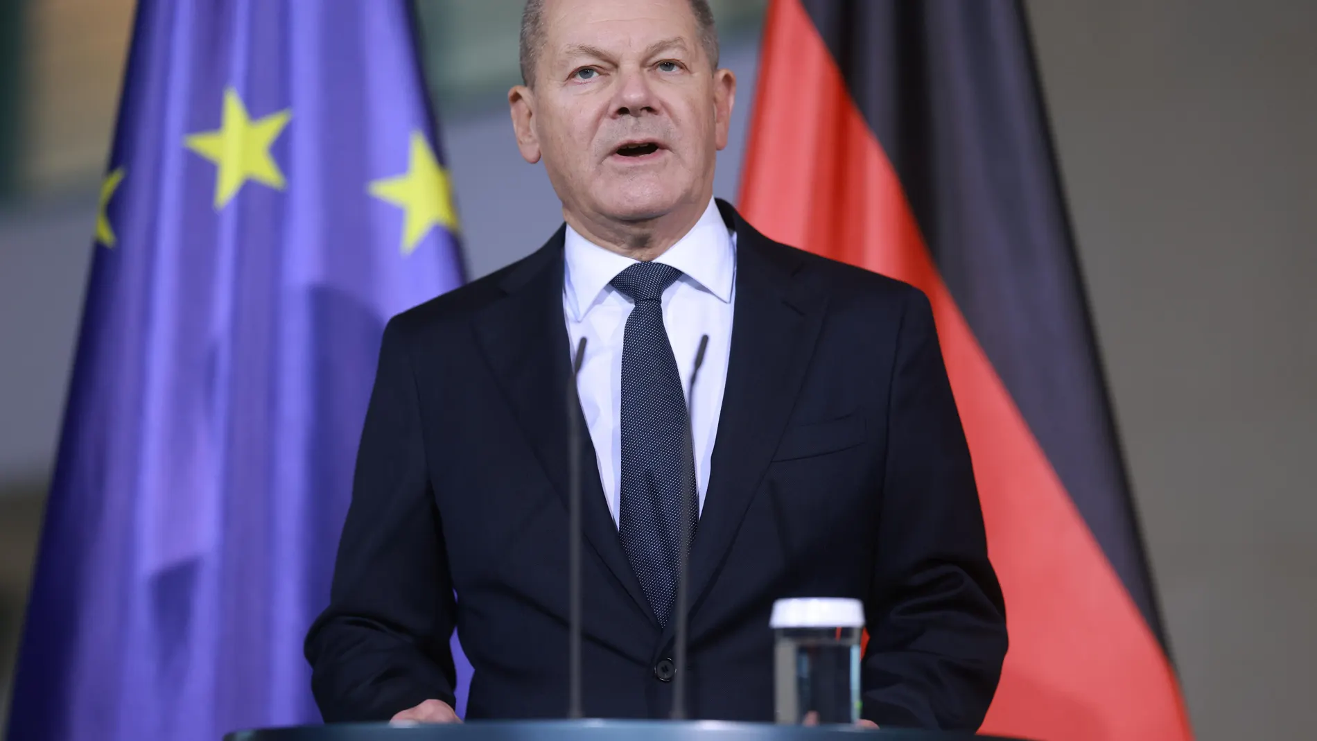 Berlin (Germany), 11/12/2024.- German Chancellor Olaf Scholz delivers a statement on requesting parliament's confidence vote at the Chancellery in Berlin, Germany, 11 December 2024. Scholz has submitted a request for a vote of confidence in the German Parliament Bundestag, in order to pave the way for new federal elections. (Elecciones, Alemania) EFE/EPA/CLEMENS BILAN