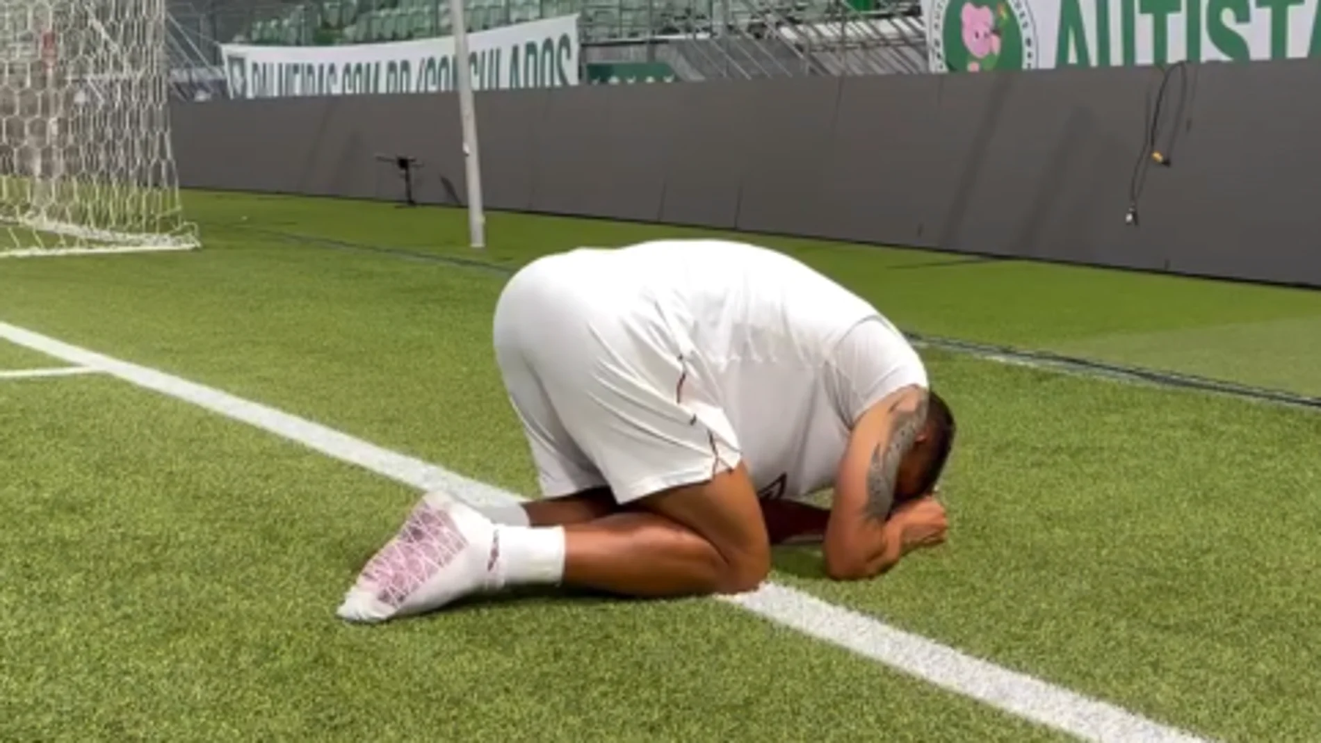 Thiago Silva recorre el campo del Palmeiras de rodillas
