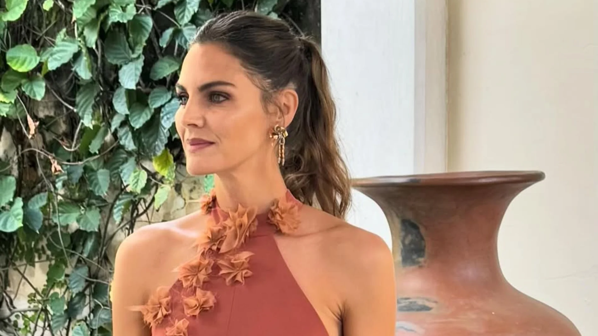 Amaia Salamanca como invitada perfecta de boda.