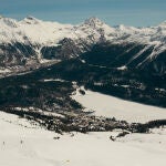Una imagen panorámica de St. Moritz con el lago helado en el centro
