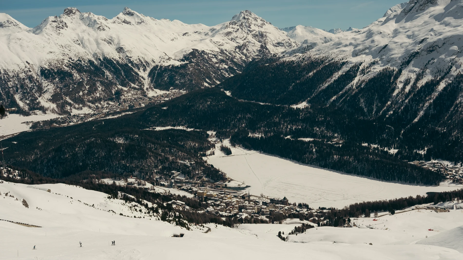 Una imagen panorámica de St. Moritz con el lago helado en el centro