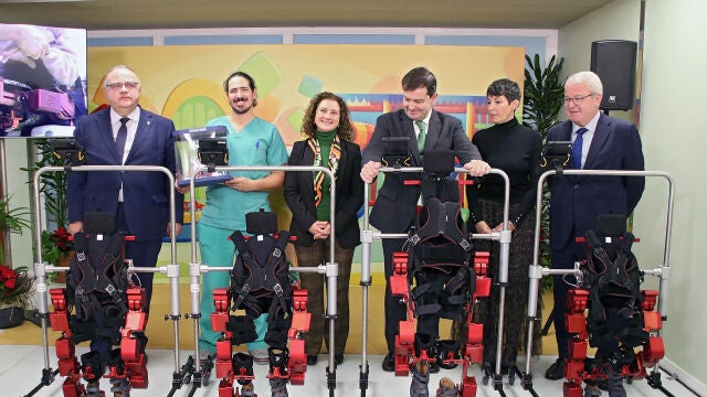 El presidente Alfonso Fernández Mañueco asite a la presentación del 'Exoesqueleto Pediátrico, ATLAS 2030', junto al consejero Alejandro Vázquez y la ingeniera Elena García Armada, entre otras autoridades