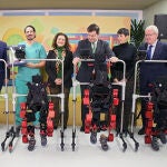 El presidente Alfonso Fernández Mañueco asite a la presentación del 'Exoesqueleto Pediátrico, ATLAS 2030', junto al consejero Alejandro Vázquez y la ingeniera Elena García Armada, entre otras autoridades