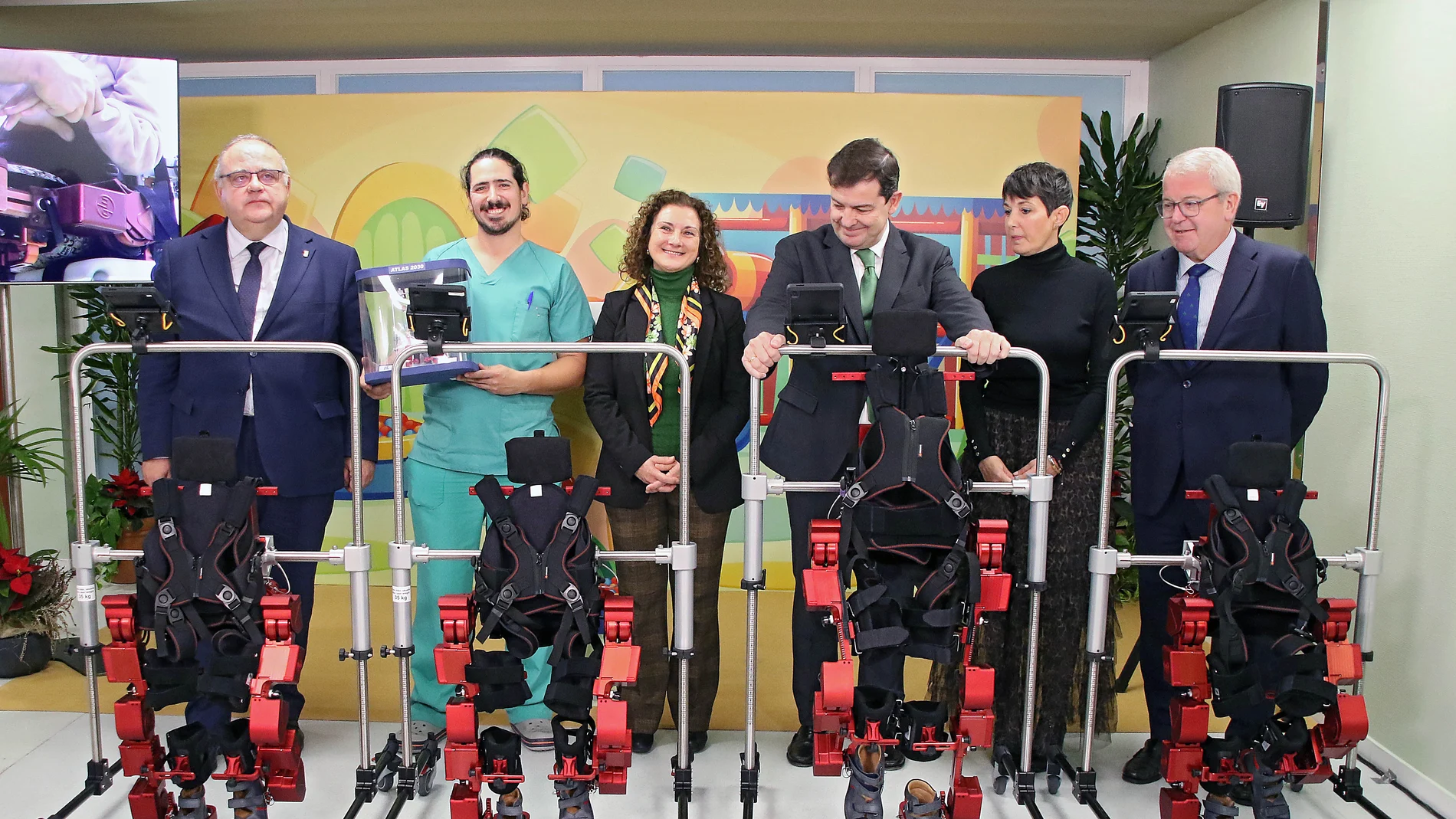 El presidente Alfonso Fernández Mañueco asite a la presentación del 'Exoesqueleto Pediátrico, ATLAS 2030', junto al consejero Alejandro Vázquez y la ingeniera Elena García Armada, entre otras autoridades