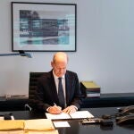El canciller Olaf Scholz firma en su despacho la moción de confianza 