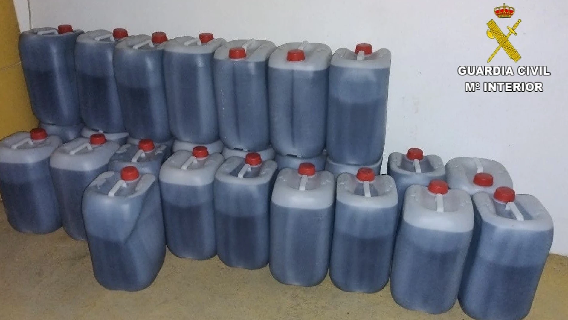 Petacas de combustible para abastecer narcolanchas halladas en un almacén de Isla Cristina (Huelva). REMITIDA / HANDOUT por Guardia Civil Fotografía remitida a medios de comunicación exclusivamente para ilustrar la noticia a la que hace referencia la imagen, y citando la procedencia de la imagen en la firma 11/12/2024