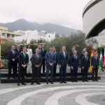 El rey Felipe acompañado por el presidente del Gobierno, Pedro Sánchez, y el presidente del Senado, Ander Gil, posa para la foto de familia con los presidentes autonómicos a su llegada a la reunión de la XXVI Conferencia de Presidentes se celebra este domingo en el Museo Arqueológico Benahoarita, en la localidad de Los Llanos de Aridane (La Palma), para discutir el plan de respuesta al impacto que ocasiona la guerra de Ucrania y la acogida a los refugiados, la situación de la pandemia de la covid-19 y la cooperación en materia de emergencias de protección civil. 