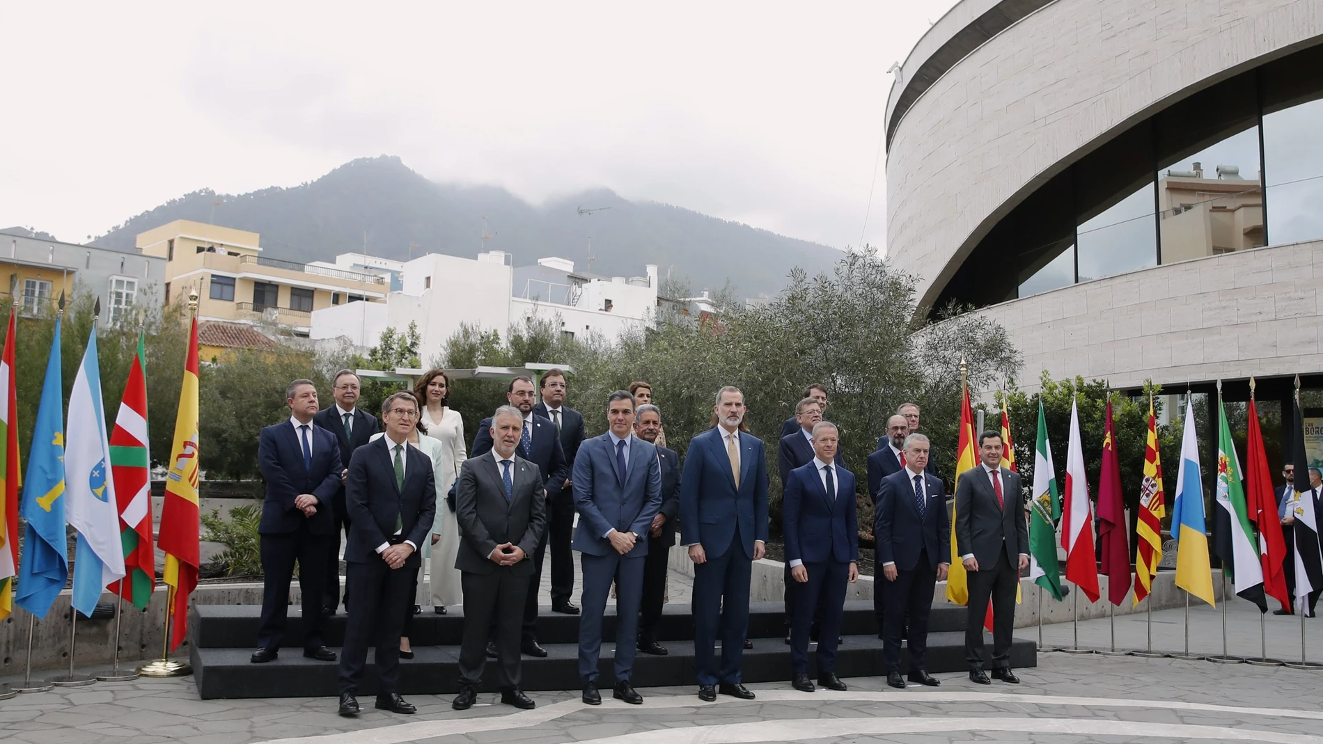 El rey Felipe acompañado por el presidente del Gobierno, Pedro Sánchez, y el presidente del Senado, Ander Gil, posa para la foto de familia con los presidentes autonómicos a su llegada a la reunión de la XXVI Conferencia de Presidentes se celebra este domingo en el Museo Arqueológico Benahoarita, en la localidad de Los Llanos de Aridane (La Palma), para discutir el plan de respuesta al impacto que ocasiona la guerra de Ucrania y la acogida a los refugiados, la situación de la pandemia de la covid-19 y la cooperación en materia de emergencias de protección civil.