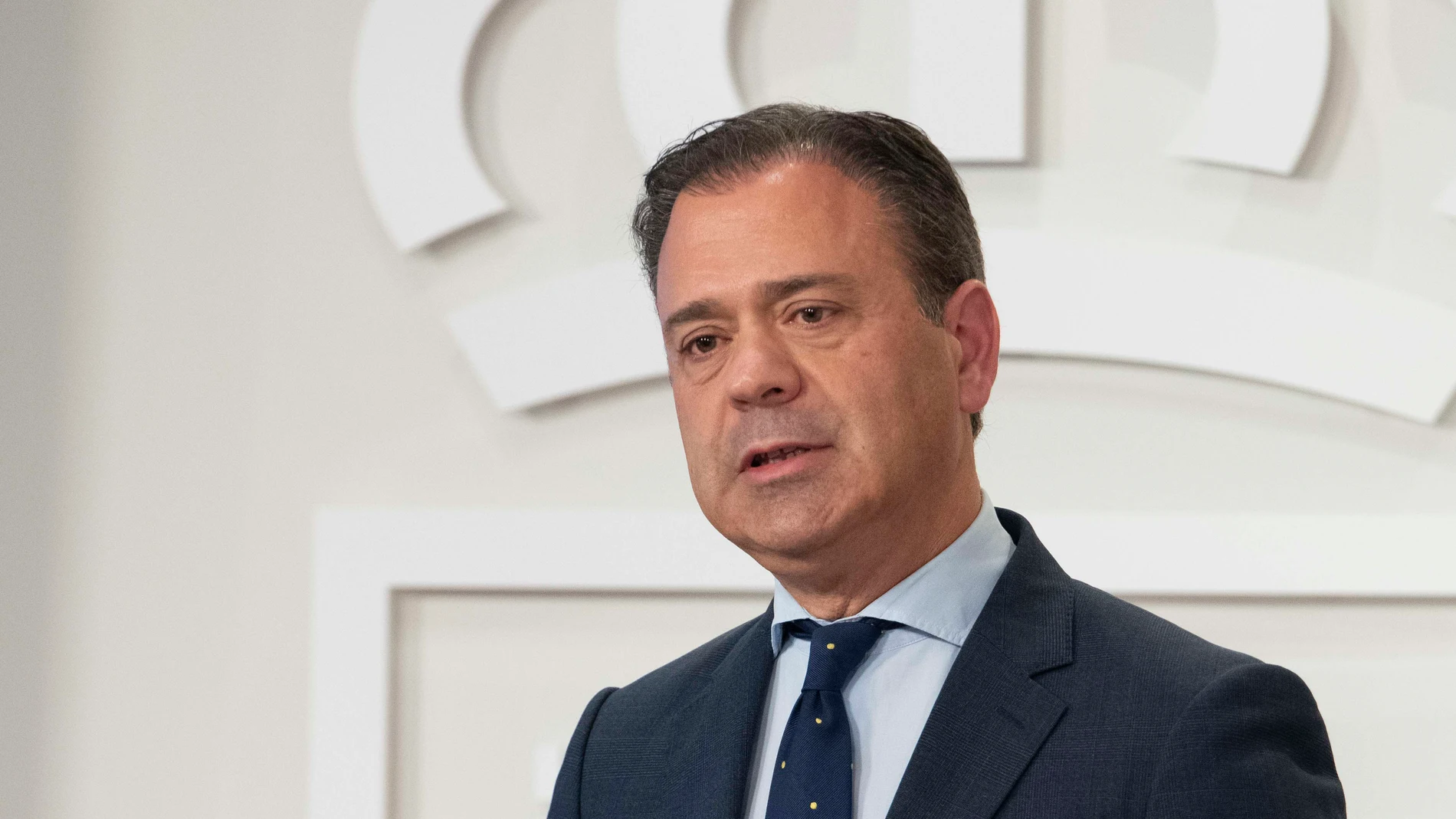 MURCIA, 12/12/2024.- El consejero de presidencia del gobierno de Murcia Marcos Ortuño, durante un momento de la rueda de prensa que ha ofrecido para informar de la decisiones tomadas en la reunión de consejo de gobierno celebrado este jueves en el Palacio de San Esteban. EFE/Marcial Guillén