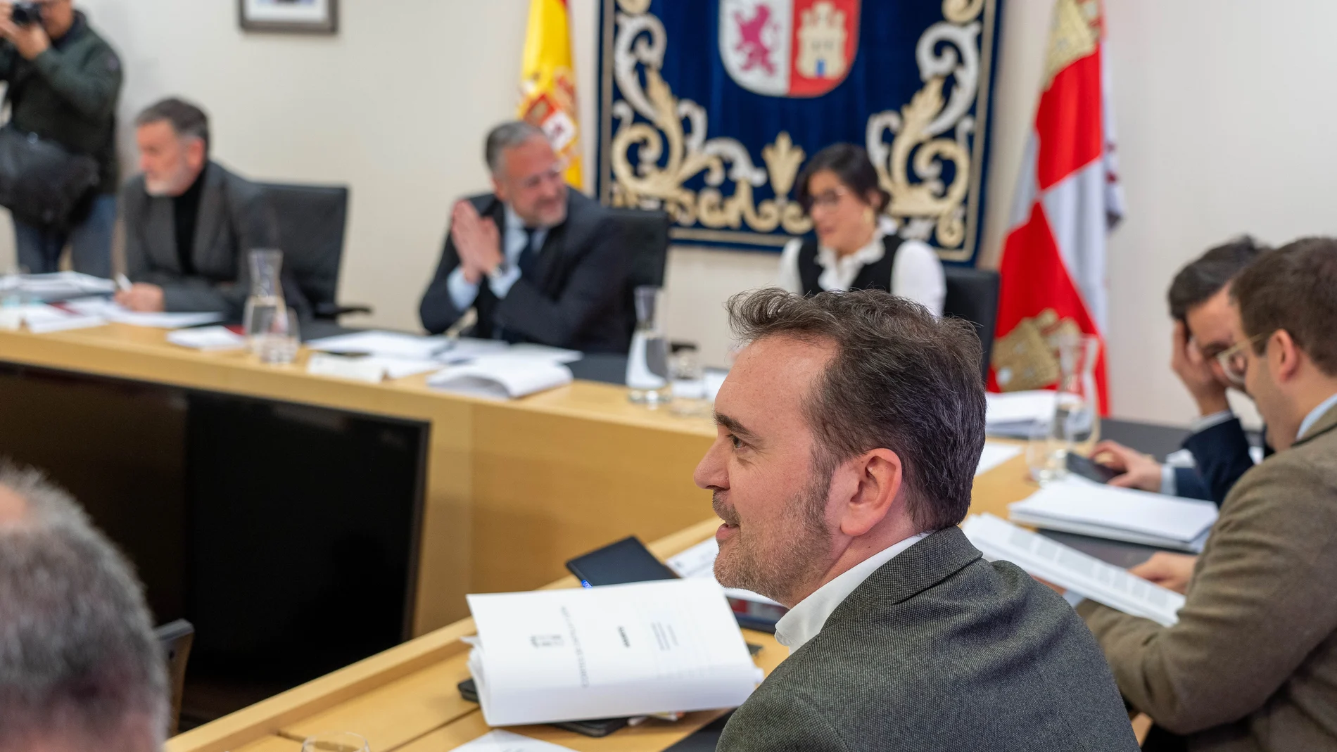 Carlos Pollán preside la reunión de la Junta de Portavoces. En primer término, el popular Ricardo Gavilanes