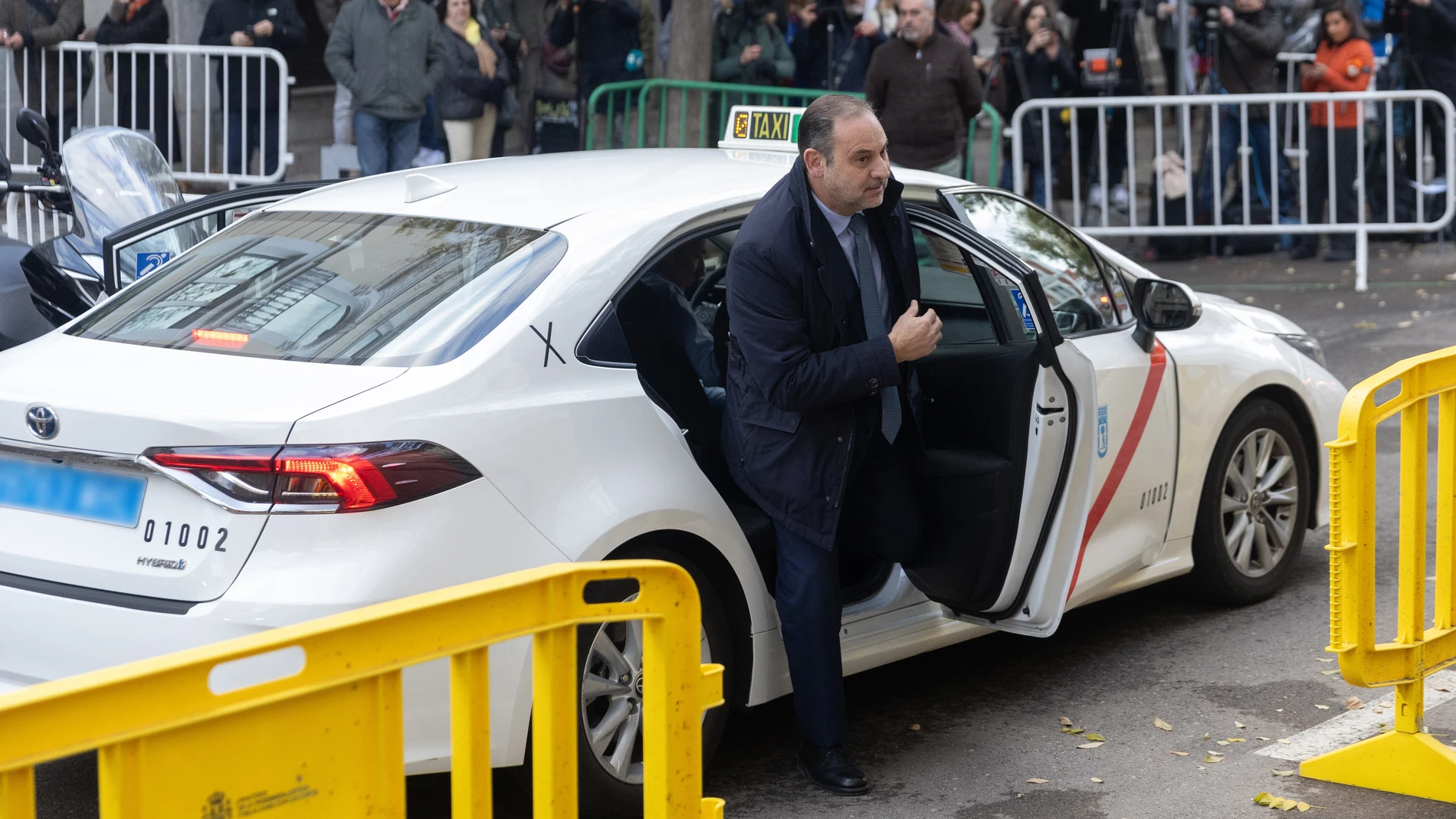 El exministro de Transportes, José Luis Ábalos, a su llegada a declarar como imputado por el ‘caso Koldo’, en el Tribunal Supremo, a 12 de diciembre de 2024, en Madrid (España). Ábalos presentó un escrito el pasado 9 de diciembre aceptando declarar voluntariamente hoy en el Tribunal Supremo por el ‘caso Koldo’, después de que el instructor Leopoldo Puente le avisara de que no lo retrasaría y de que estudiaría cursar el correspondiente suplicatorio ante el Congreso de los Diputados para poder ...