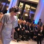 Isabel Díaz Ayuso con vestido dorado.