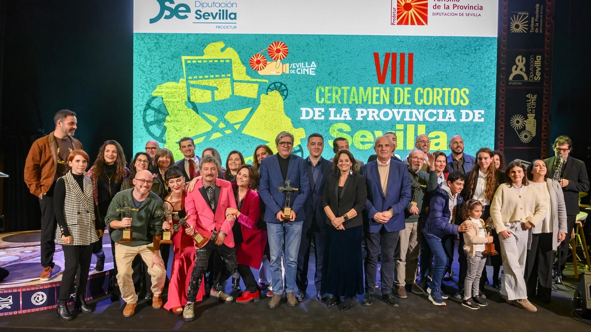 Foto de familia de los premiados