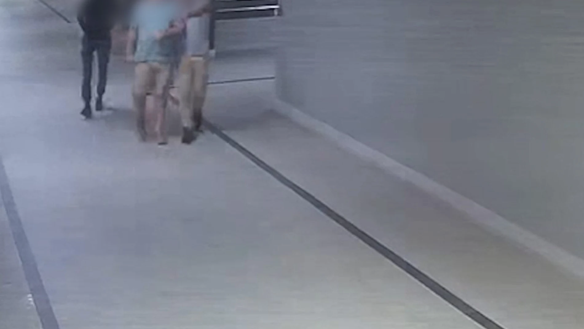 La Guardia Civil detiene a dos individuos por un robo con violencia en un centro comercial del sur de Gran Canaria REMITIDA / HANDOUT por CEDIDO POR LA GUARIDA CIVIL Fotografía remitida a medios de comunicación exclusivamente para ilustrar la noticia a la que hace referencia la imagen, y citando la procedencia de la imagen en la firma 12/12/2024