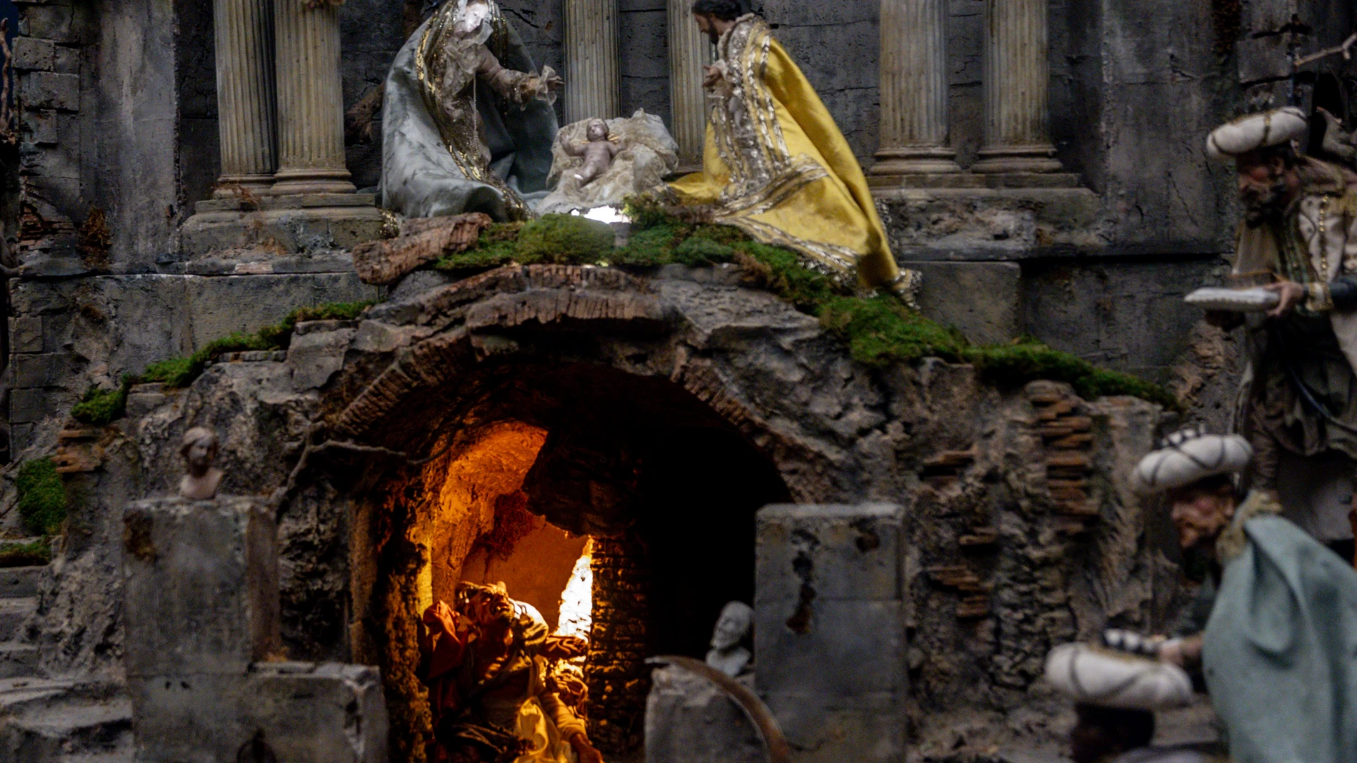 El nacimiento del Belén Napolitano organizado por Patrimonio Nacional, en el Palacio Real, a 12 de diciembre de 2024, en Madrid (España). El Belén del Príncipe es ‘una de las joyas navideñas de Patrimonio Nacional’. Este año, la exposición conmemora el 300 aniversario del Palacio Real de La Granja de San Ildefonso, incorporando detalles emblemáticos como las fuentes de los Dragones Bajos, los Baños de Diana y el laberinto diseñado por Dezallier d’Argenville. El belén está compuesto por 223 fi...