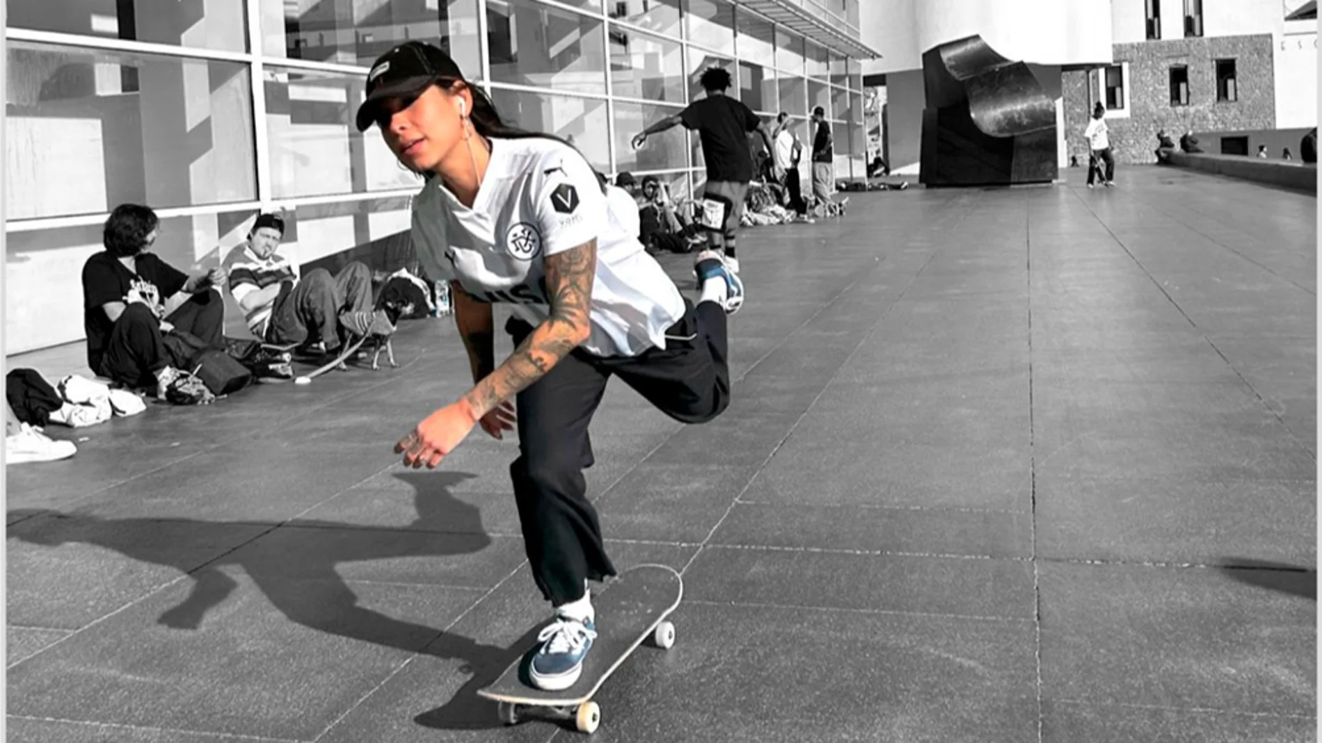 Alianza estratégica con la marca MACBA Life para impulsar la comunidad en España DUX representará y creará contenidos con la skater a Sara García