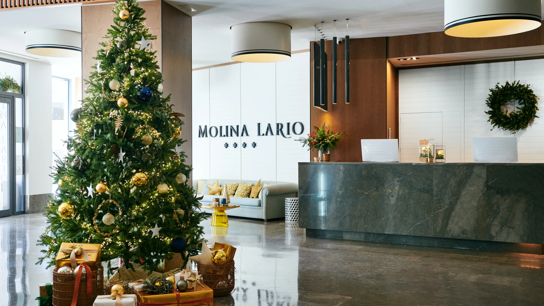 El vestíbulo del Molina Lario decorado para Navidad