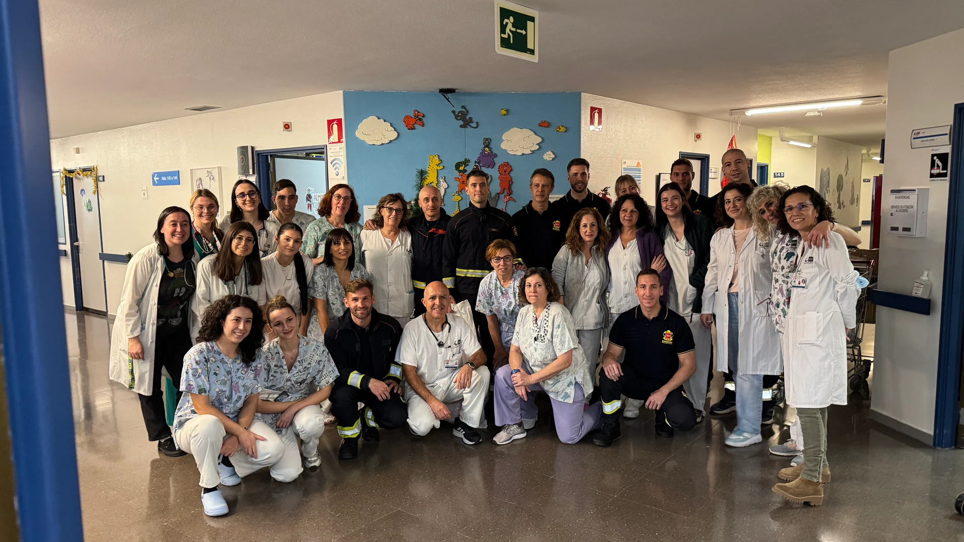GRAF3987. MADRID, 12/12/2024.-La Comunidad de Madrid despliega un año más el programa de visitas de los profesionales del Cuerpo de Bomberos regional a los niños ingresados en hospitales públicos, para hacer más llevadera su estancia y los tratamientos que reciben. Hoy ha sido el turno del Universitario de Getafe, y hasta el próximo 20 de diciembre recorrerán 16 centros sanitarios de distintos municipios.EFE/Comunidad de Madrid***SOLO USO EDITORIAL/SOLO DISPONIBLE PARA ILUSTRAR LA NOTICIA QUE...