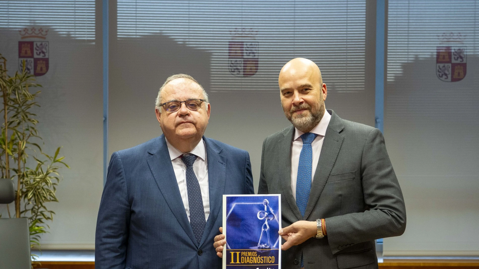 El director general de Castilla y León Televisión, Jorge Losada, presenta los galardones junto al consejero de Sanidad, Alejandro Vázquez