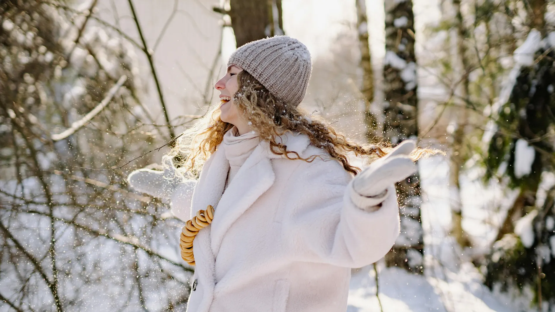 Una mujer toma el sol en la nieve