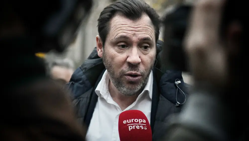 El ministro de Transportes, Óscar Puente, atiende a los medios de comunicación