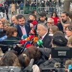 El letrado de Hazte Oír, Javier María Pérez-Roldán, acompañado del abogado de Iustitia Europa, Luis María Pardo