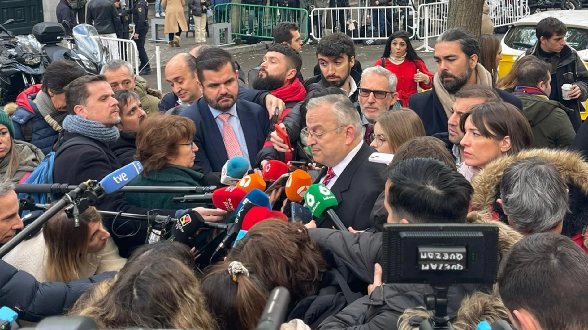 El letrado de Hazte Oír, Javier María Pérez-Roldán, acompañado del abogado de Iustitia Europa, Luis María Pardo