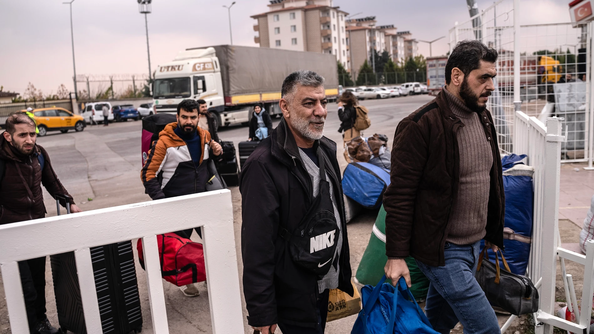 Kilis (Turkey), 12/12/2024.- Syrians carry their luggage as they wait to cross into Syria from Turkey at the Oncupinar border gate, near the town of Kilis, southern Turkey, 12 December 2024. The Political Affairs Department of the Syrian Salvation government called for all refugees outside Syria to return following the ousting of Syrian President Bashar al-Assad on 08 December, as the UN Refugee Agency (UNHCR) estimates that since 2011, more than 14 million Syrians were forced to flee their h...
