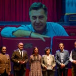 Enrique Cornejo, Jesús Julio Carnero, una de las hijas y la mujer de Gabriel Villamil, Conrado Íscar y Ángel Ortiz, durante el homenaje