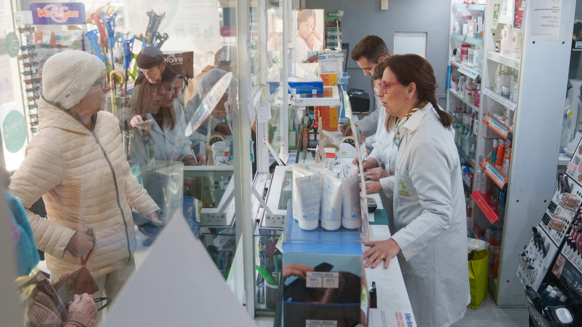 La farmacéutica Begoña Ruiz Ayestarán atiende a un paciente en su oficina ubicada al sur de Madrid