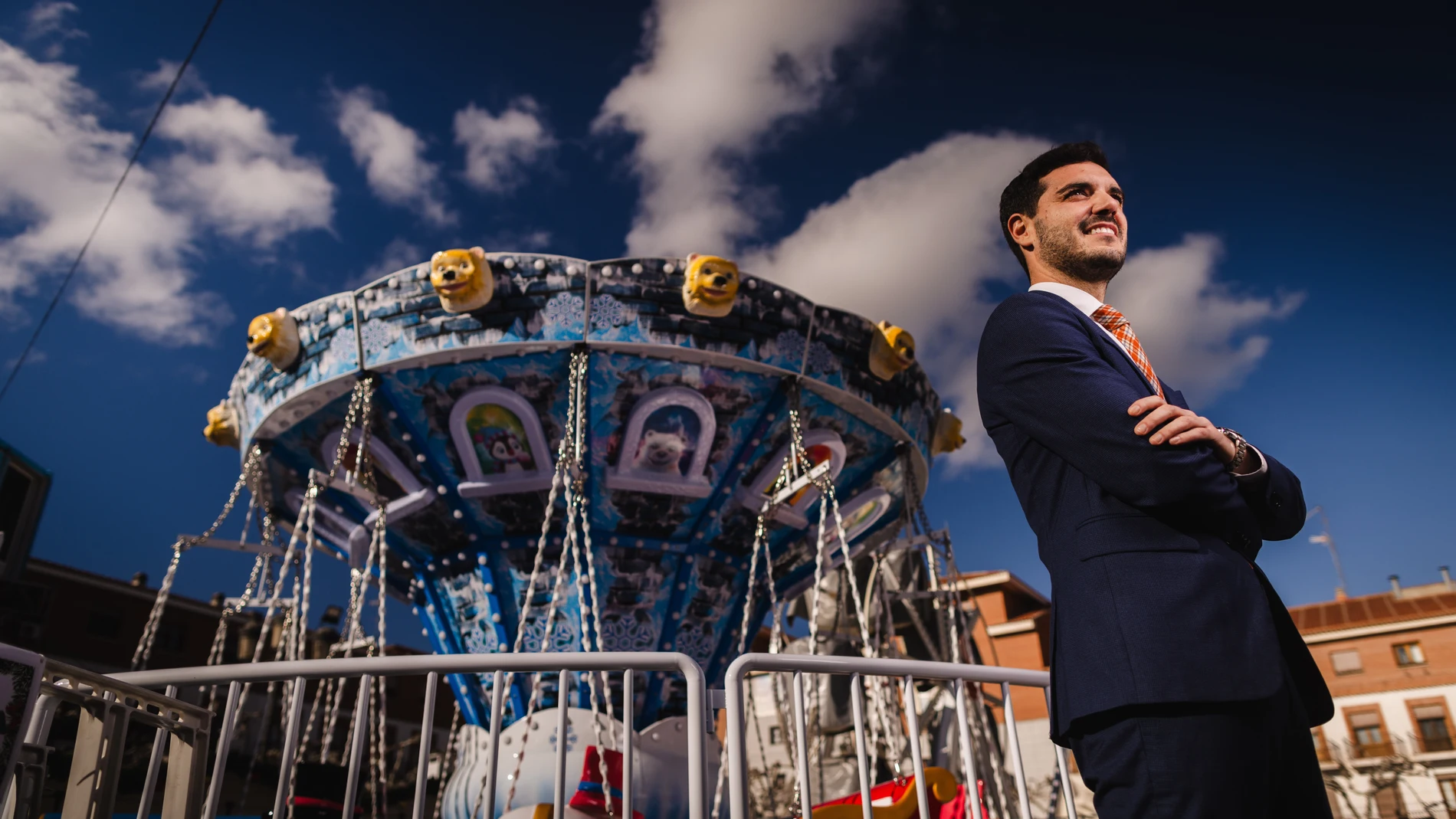 Alejandro Navarro, alcalde de Torrejón de Ardoz, posa el pasado 12 de diciembre en la Plaza Mayor del municipio, ambientada con decoraciones y juegos navideños