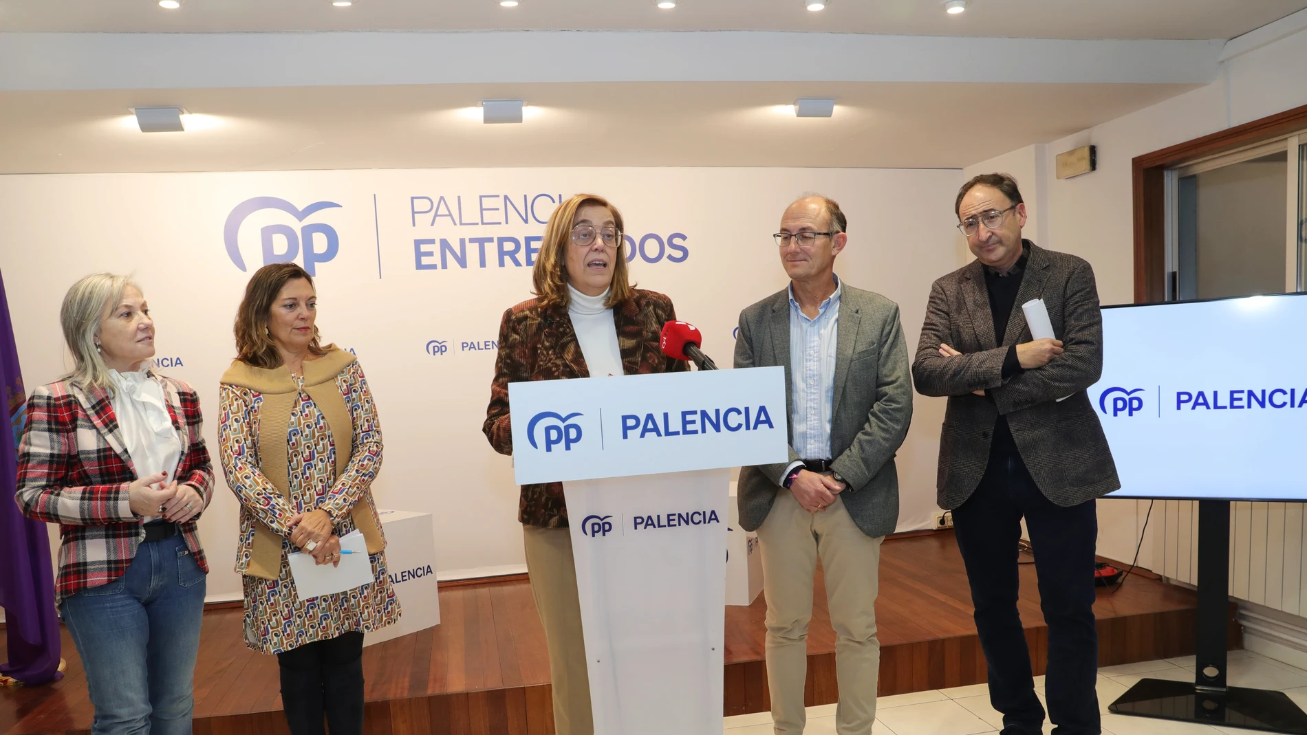 Los parlamentarios nacionales del Partido Popular por Palencia, Milagros Marcos, Jorge Martínez Antolín, María José Ortega y Alfonso Polanco, junto con la presidenta provincial Ángeles Armisén, atienden a los medios de comunicación tras reunirse con los representantes del sindicato CSIF
